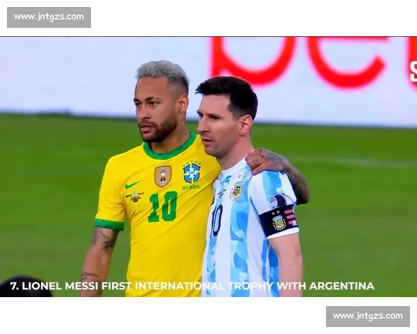 梅西读秒吊射击中横梁 詹俊盛赞：这就是超能力！